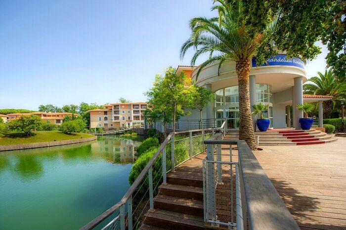 Façade dans la résidence de tourisme LMNP à Mandelieu La Napoule Riviera Resort