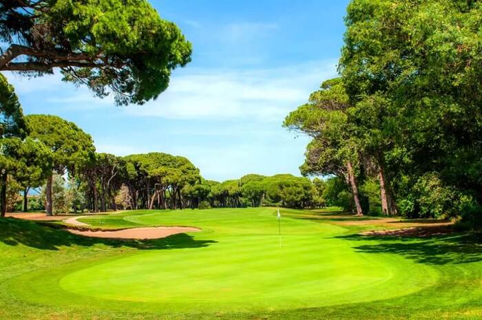 Terrain de golf dans la résidence de tourisme LMNP à Mandelieu La Napoule Riviera Resort