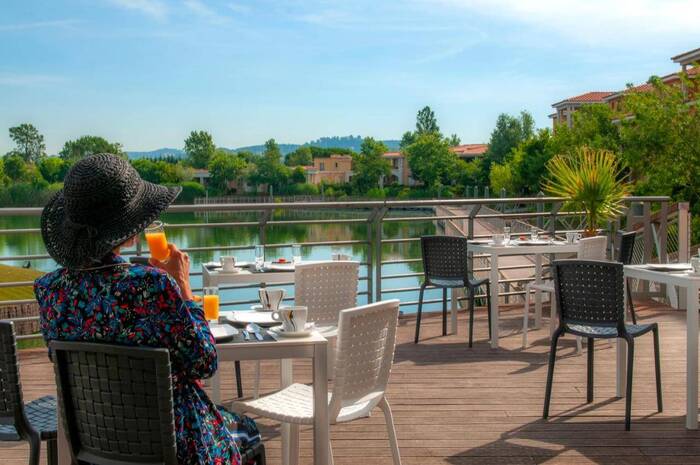 Terrasse dans la résidence de tourisme LMNP à Mandelieu La Napoule Riviera Resort