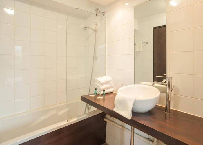 Salle de bain dans une résidence LMNP tourisme affaires à Chelles City Résidence