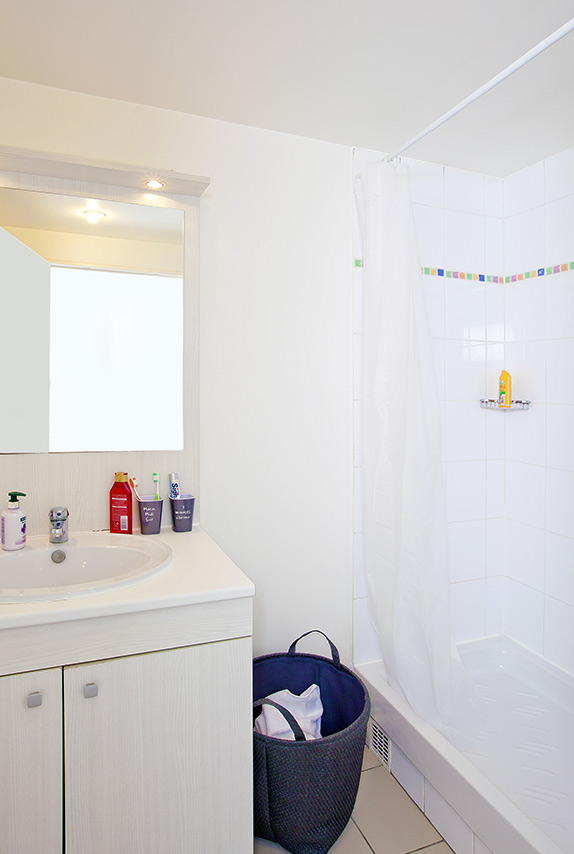 Salle d'eau de la résidence étudiante en LMNP Les Estudines les Académies de Vincennes à VINCENNES