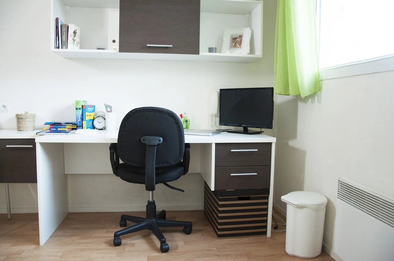 Espace de travail studio en résidence LMNP étudiante STUDEA à Sévres