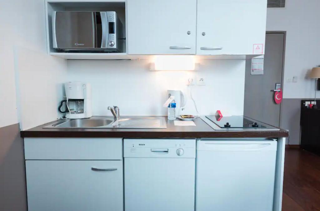 Kitchenette de la résidence de tourisme d'affaires en LMNP Appart'City Part Dieu à Lyon