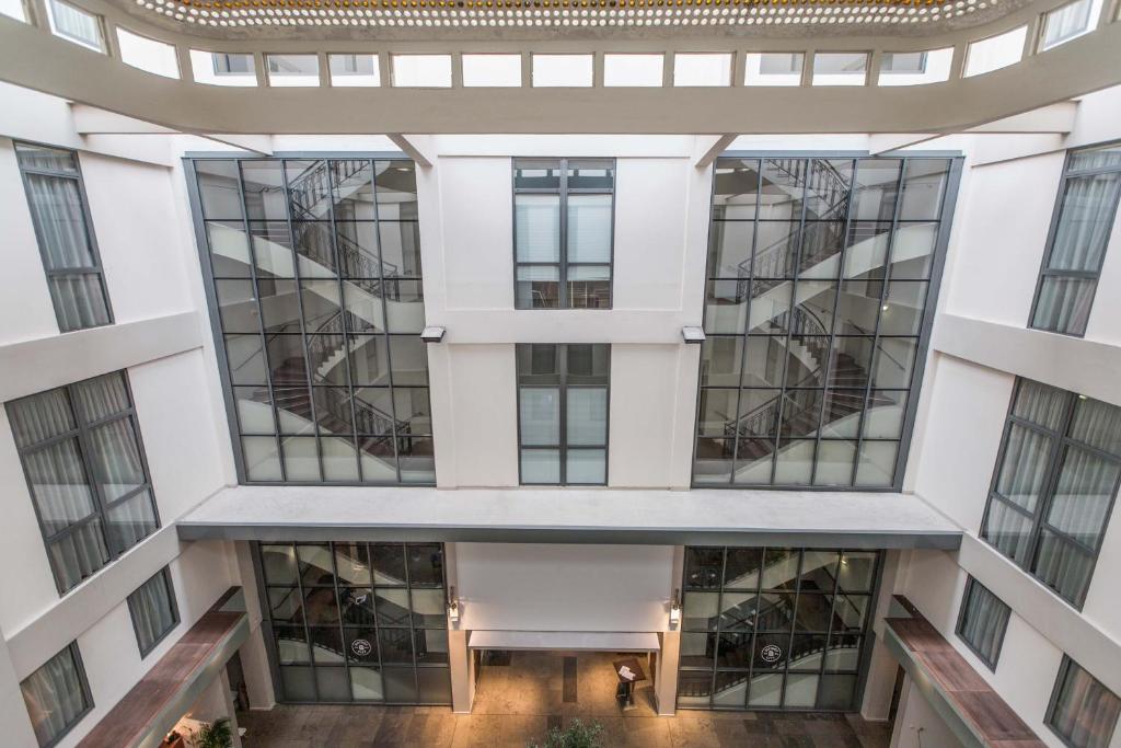 Vue sur la salle de PDJ de la résidence de tourisme d'affaires en LMNP Appart'City Part Dieu à Lyon