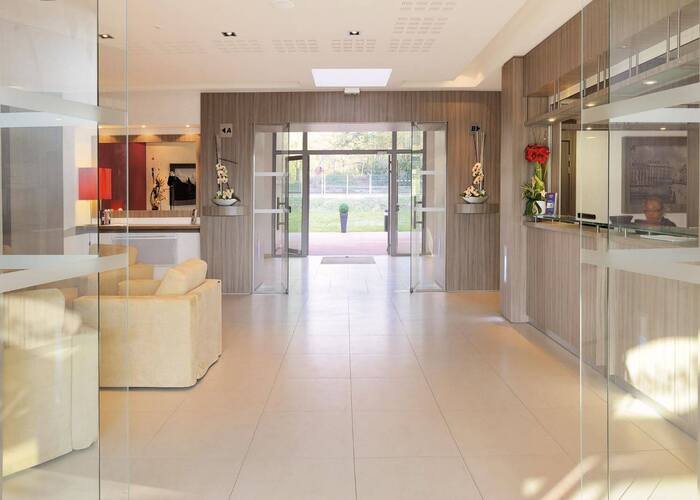 hall d'accueil résidence lmnp tourisme affaires guyancourt residhome paris-guyancourt