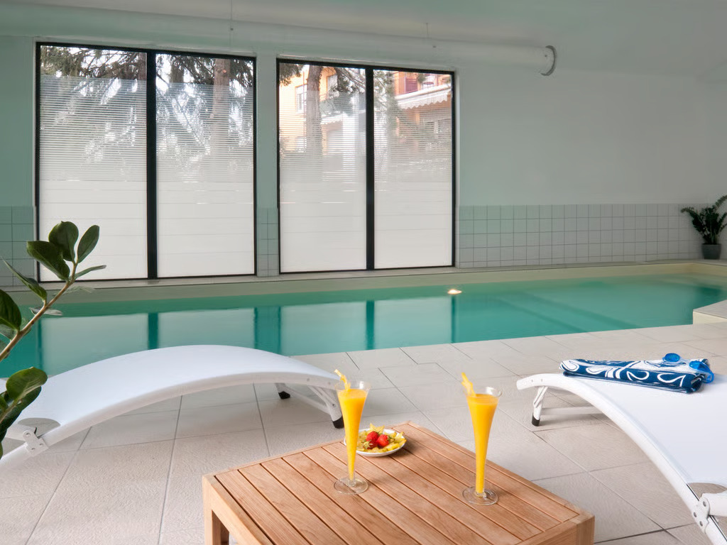 Piscine intérieure chauffée en résidence LMNP de tourisme daffaires Adagio Access à BÂLE