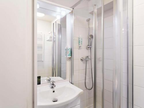 salle de douche en résidence LMNP de tourisme Adagio Access Paris St Denis Pleyel à Saint-Denis
