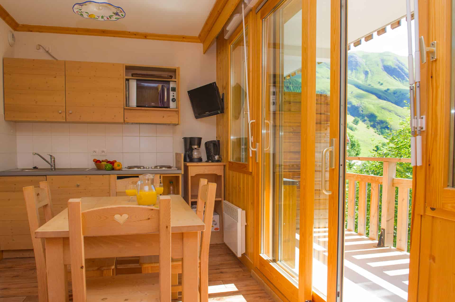 Coin cuisine dans la résidence de tourisme le balcon des neiges  en LMNP à SAINT SORLIN D'ARVES