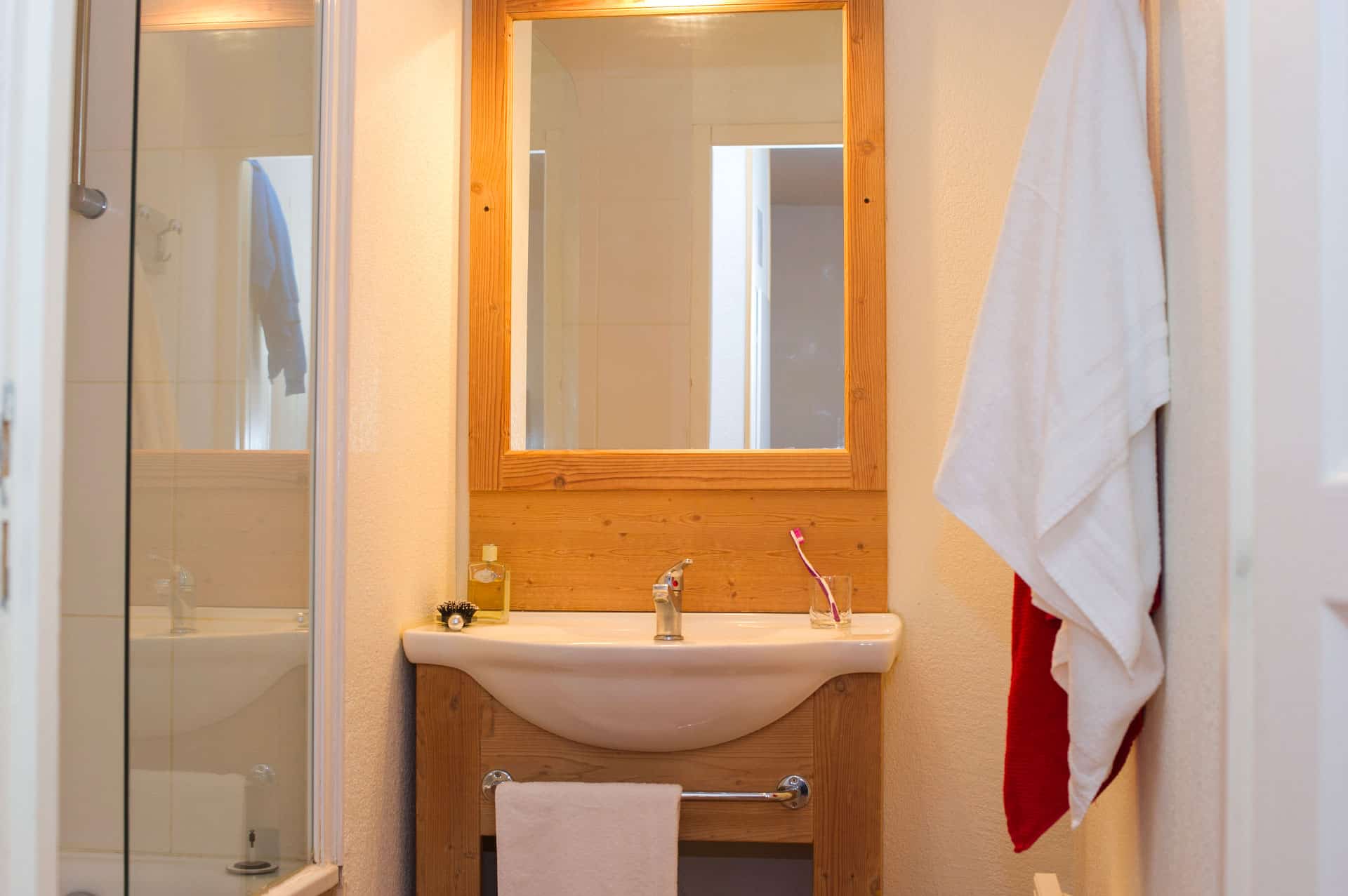 Salle d'eau dans la résidence de tourisme le balcon des neiges  en LMNP à SAINT SORLIN D'ARVES