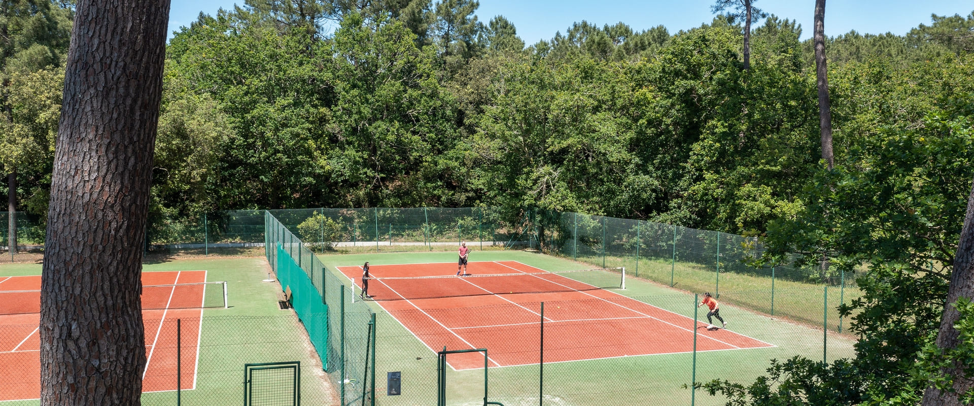 Cours de tennis en résidence LMNP de tourisme LES MATHES LA PALMYRE à ROYAN LES MATHES