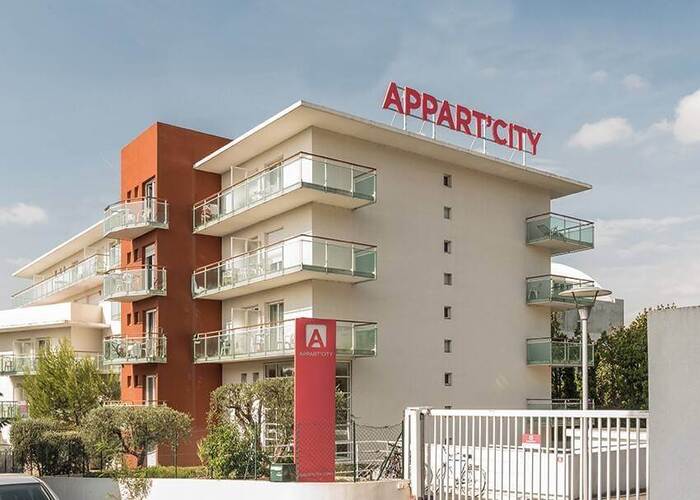 Façade dans une résidence LMNP tourisme affaires à Antibes Appart'City