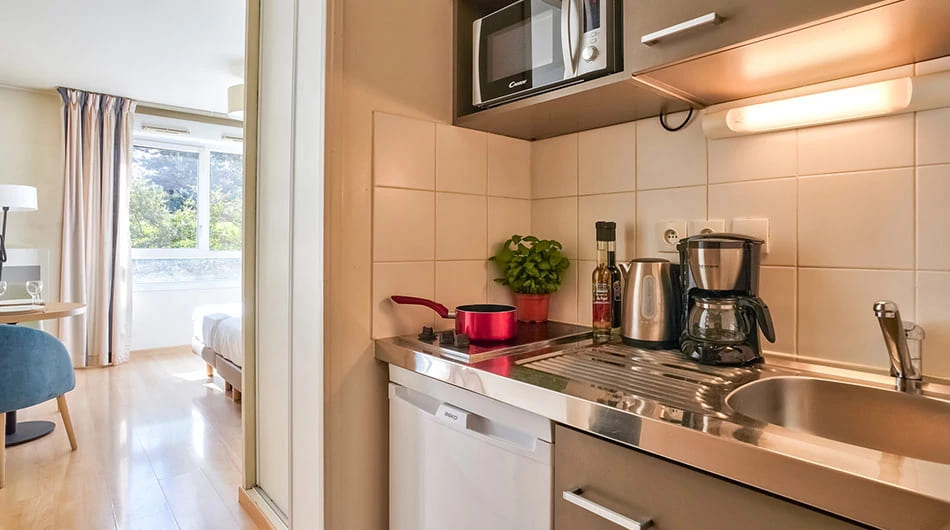 Kitchenette en résidence LMNP tourisme d'affaires Séjours et Affaires Paris Vitry sur seine à VITRY SUR SEINE