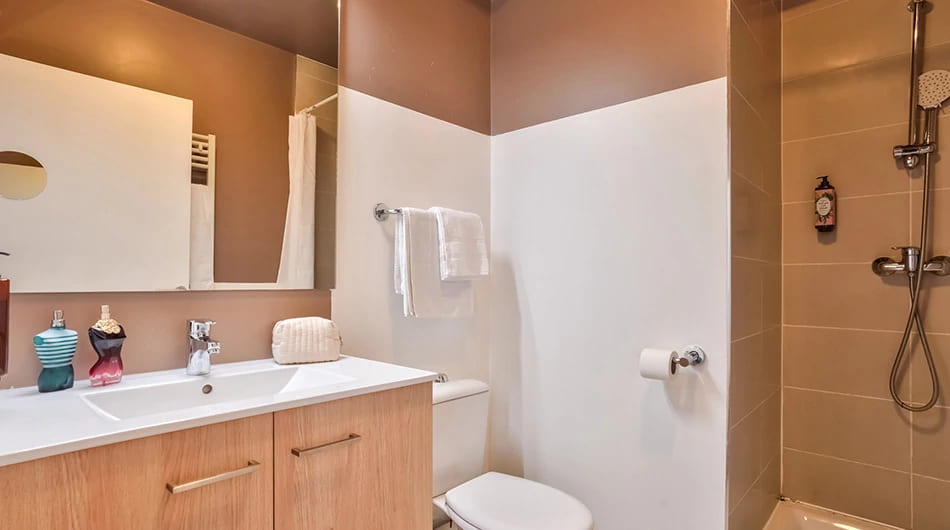 Salle d'eau en résidence LMNP tourisme d'affaires Séjours et Affaires Paris Vitry sur seine à VITRY SUR SEINE