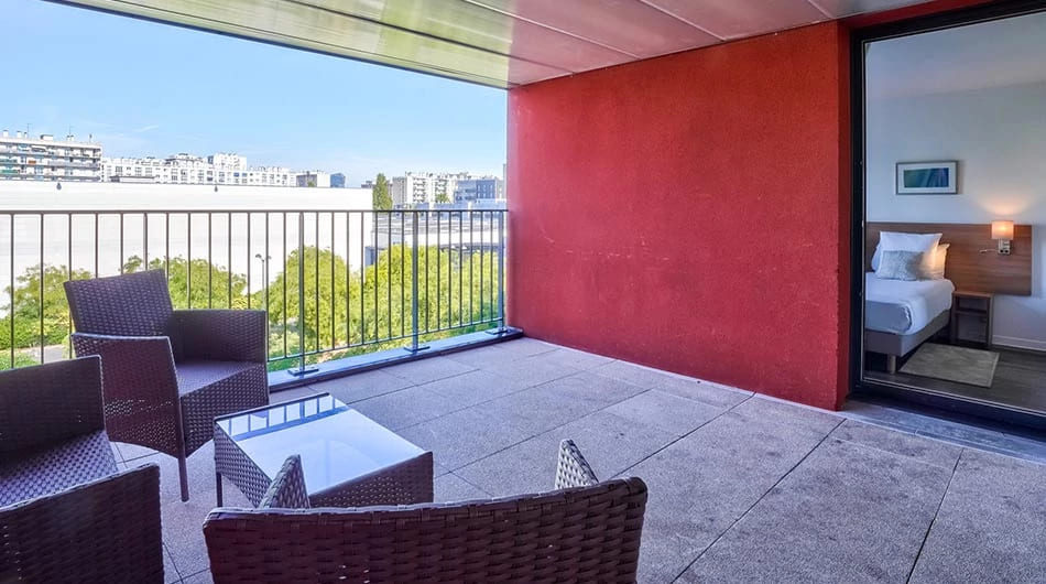 Terrasse chambre double en résidence LMNP tourisme d'affaires Séjours et Affaires Paris Vitry sur seine à VITRY SUR SEINE