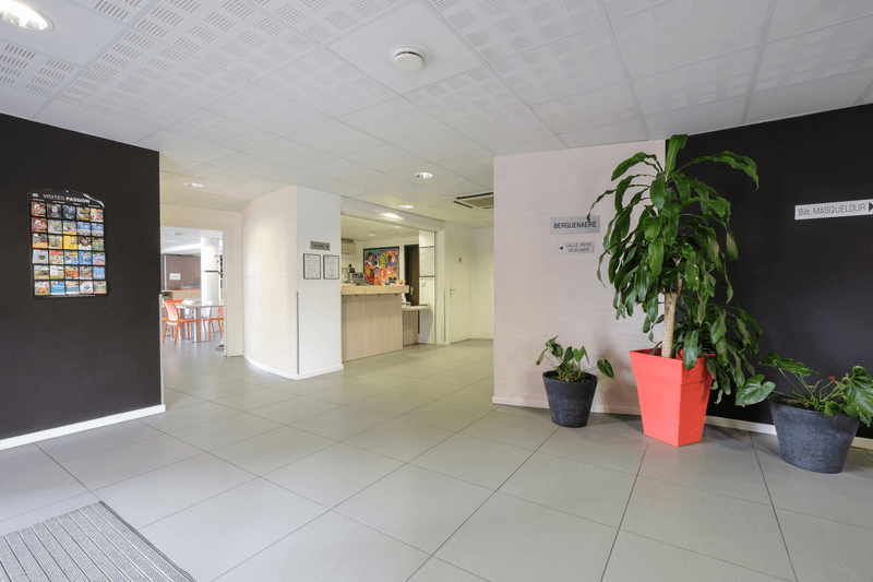 Hall d'accueil de la résidence étudiant LMNP Dunkerque All Suites Study