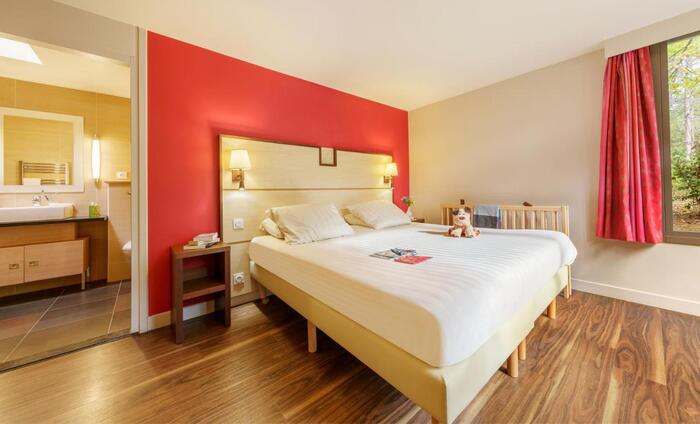 Chambre de la résidence lmnp tourisme Chaumont-sur-Tharonne Center Parc Les hauts de bruyères