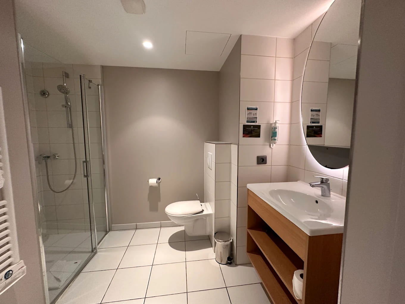 Salle d'eau en résidence de tourisme en LMNP Adagio access à COLOMBES