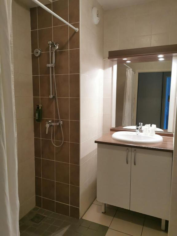 Salle d'eau en résidence LMNP de tourisme affaires Carré Saint-Michel à TOULOUSE