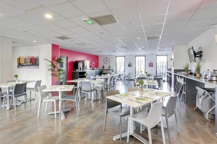 Cafétaria dans une résidence LMNP tourisme affaires à Rungis All Suites Aéroport Paris Orly