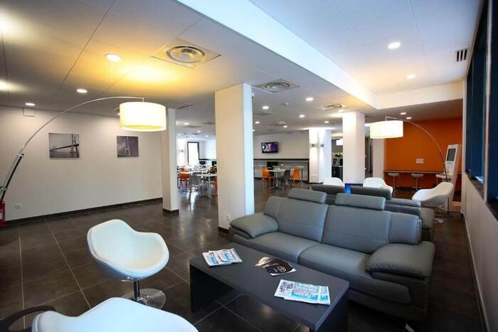 Hall dans une résidence LMNP tourisme affaires à Rungis All Suites Aéroport Paris Orly