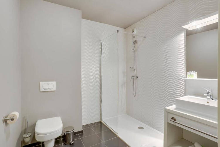 Salle de bains dans une résidence LMNP tourisme affaires à Rungis All Suites Aéroport Paris Orly