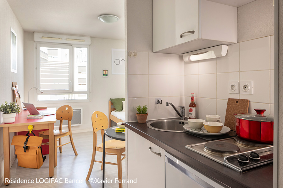 Kitchenette dans la résidence étudiante en LMNP Logifac Bancel à LYON